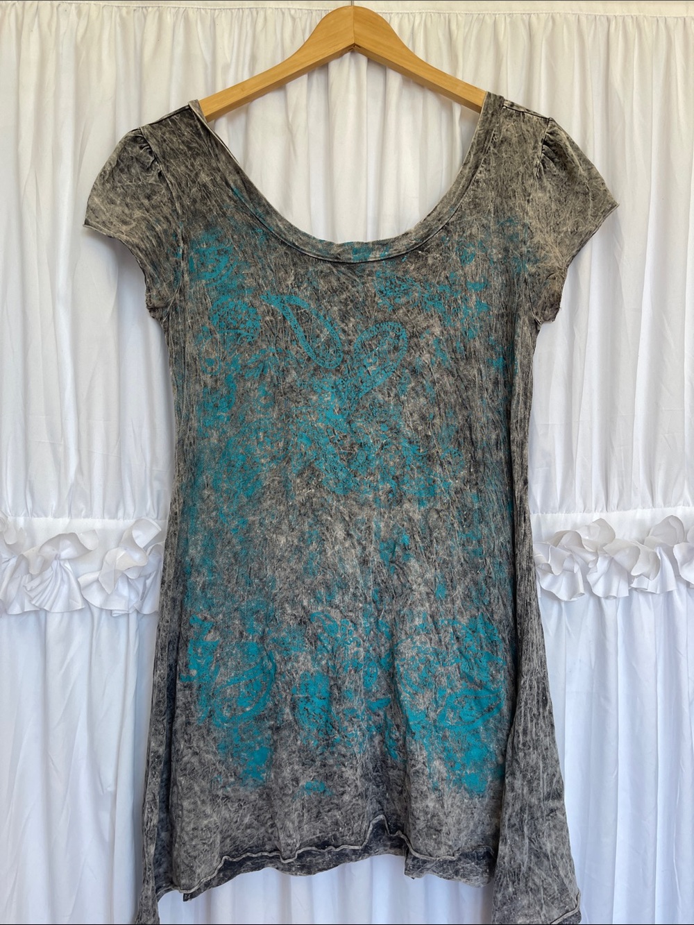 Women’s Gray Mineral-Wash Scoop Neck Tunic with Teal Print